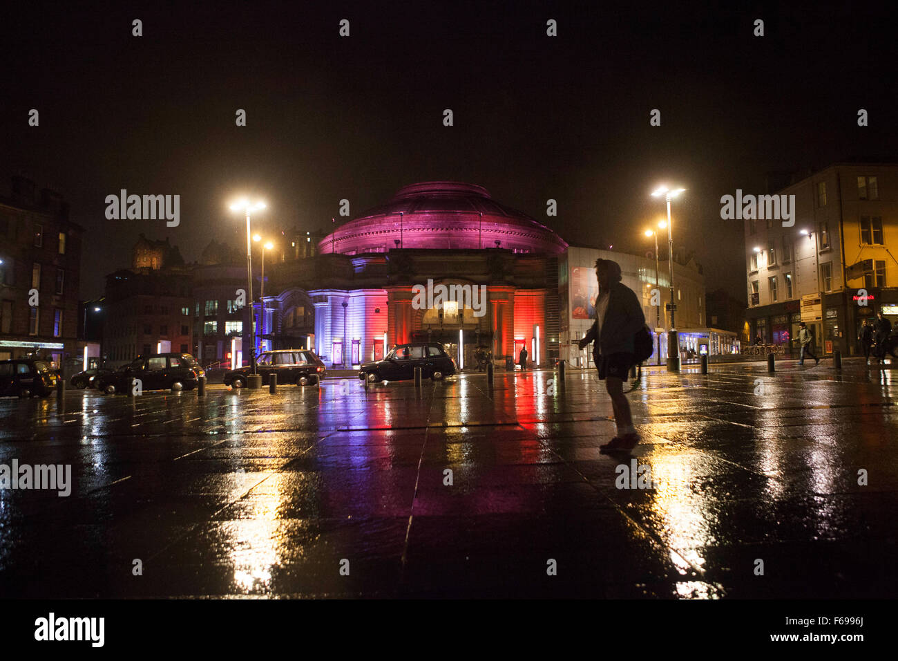 Edinburgh, Regno Unito. 14 novembre. Capitale della Scozia diventò rosso, bianco e blu nella Usher Hall. I colori del francese. Lo scopo di mostrare la solidarietà con le vittime del terrore di Parigi gli attacchi. Pak@ Mera/Alamy Live News. Foto Stock