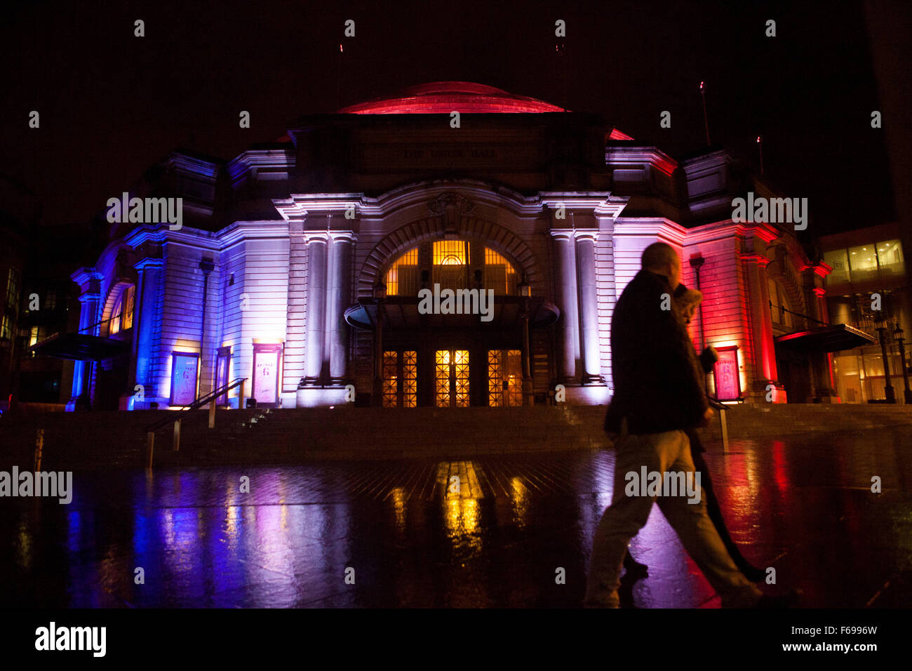 Edinburgh, Regno Unito. 14 novembre. Capitale della Scozia diventò rosso, bianco e blu nella Usher Hall. I colori del francese. Lo scopo di mostrare la solidarietà con le vittime del terrore di Parigi gli attacchi. Pak@ Mera/Alamy Live News. Foto Stock