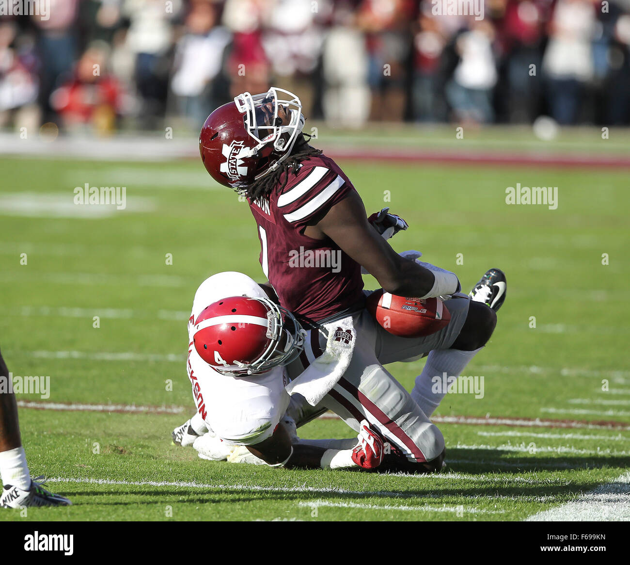 Starkville, MS, STATI UNITI D'AMERICA. Xiv Nov, 2015. La Mississippi State WR, De'Runnya Wilson si ritiene che le catture di una passata durante il NCAA Football gioco tra il Mississippi State Bulldogs e Alabama Crimson Tide di Davis Wade Stadium di Starkville. Chuck leccare/CSM/Alamy Live News Foto Stock