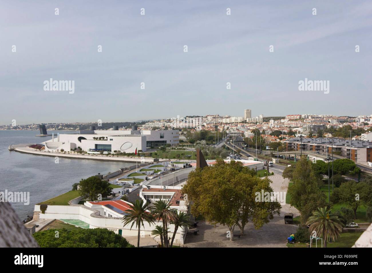 Lisbona, Portogallo - 24 ottobre 2014: vista dalla Torre di Belem di Lisbona rivolta verso il fiume Tago, con Darwin Cafe edificio exteri Foto Stock