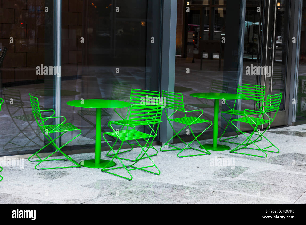 Tavolo verde e le sedie al di fuori del centro cittadino di costruzione Foto Stock