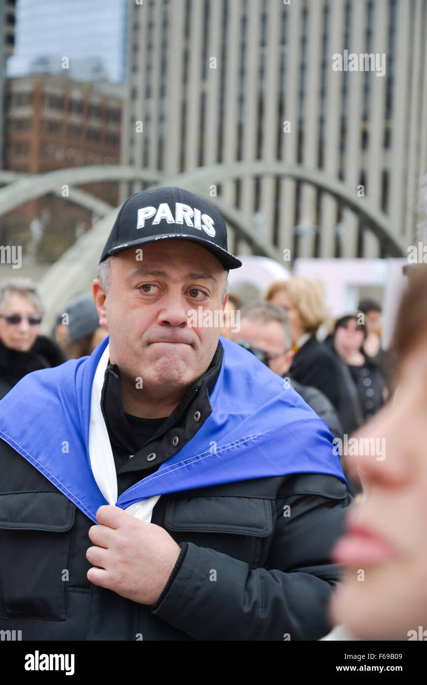 Centinaia di persone hanno reso omaggio alle vittime di una stringa di attentati mortali a Parigi durante una veglia a Nathan Phillips square a Toronto in Canada il 14 novembre 2015. Foto Stock