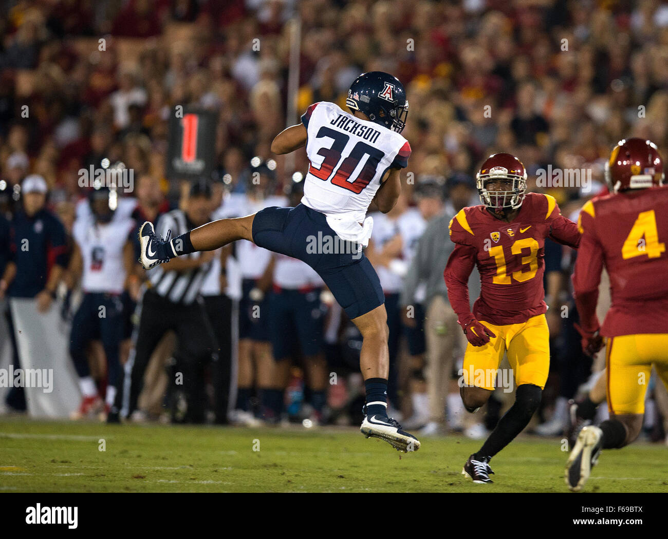 Los Angeles, CA, Stati Uniti d'America. 07 Nov, 2015. Arizona Wildcats ricevitore (30) Johnny Jackson fa un fermo in mezzo alla difesa di USC durante un gioco tra la Arizona Wildcats e l'USC Trojans presso il Los Angeles Memorial Coliseum di Los Angeles, California.(Credito: Juan Lainez/MarinMedia/Cal Sport Media) © csm/Alamy Live News Foto Stock