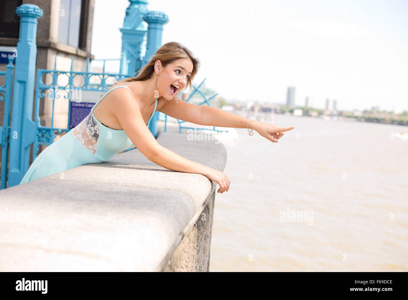 Giovane donna puntando sul fiume Foto Stock