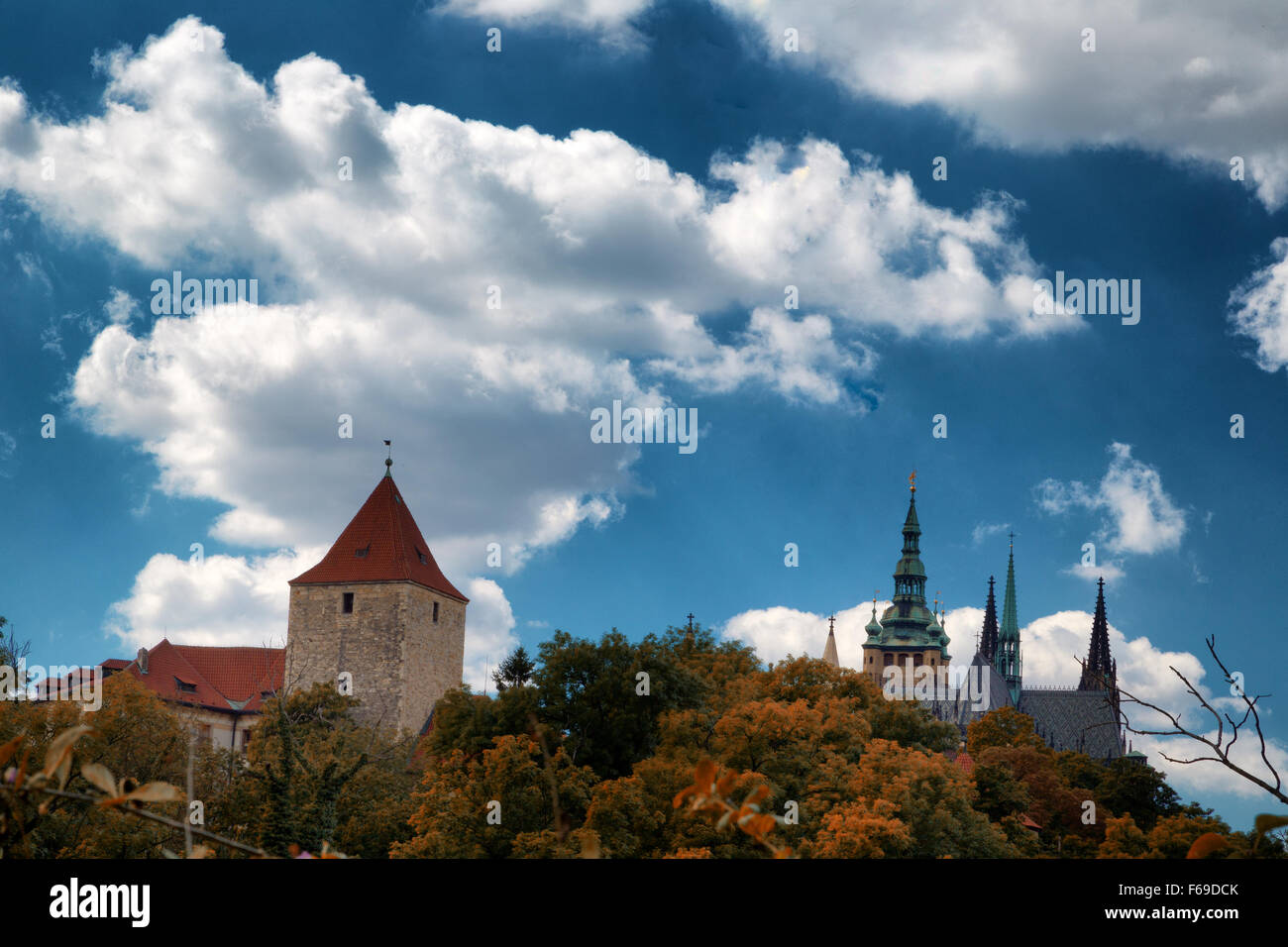 Architettura nel complesso del Castello di Praga nella Repubblica ceca: Vista della cattedrale di San Vito da parcheggio Foto Stock