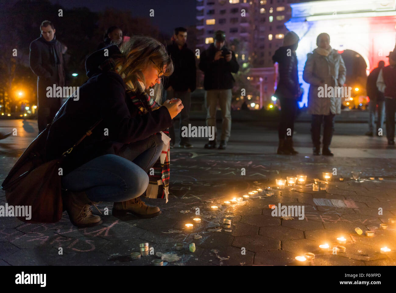 New York, NY - 14 novembre 2015 NYC l'arco a Washington Square Park illuminato in blu, bianco e rosso, e una fiaccolata per commemorare le vittime del 13 novembre Parigi attacchi terroristici. Credito: Stacy Rosenstock Walsh/Alamy Live News Foto Stock