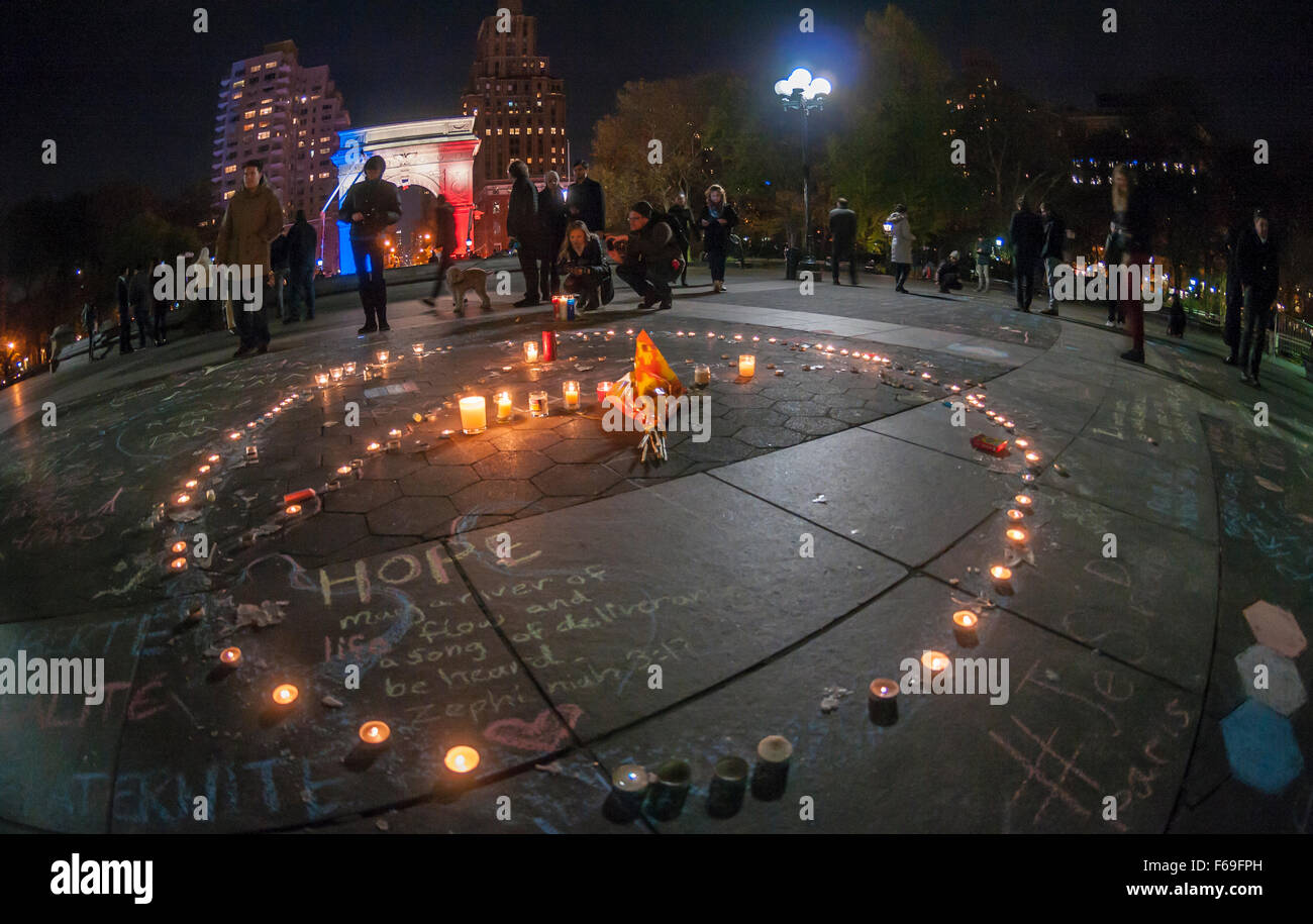 New York, NY - 14 novembre 2015 NYC l'arco a Washington Square Park illuminato in blu, bianco e rosso, e una fiaccolata per commemorare le vittime del 13 novembre Parigi attacchi terroristici. Credito: Stacy Rosenstock Walsh/Alamy Live News Foto Stock