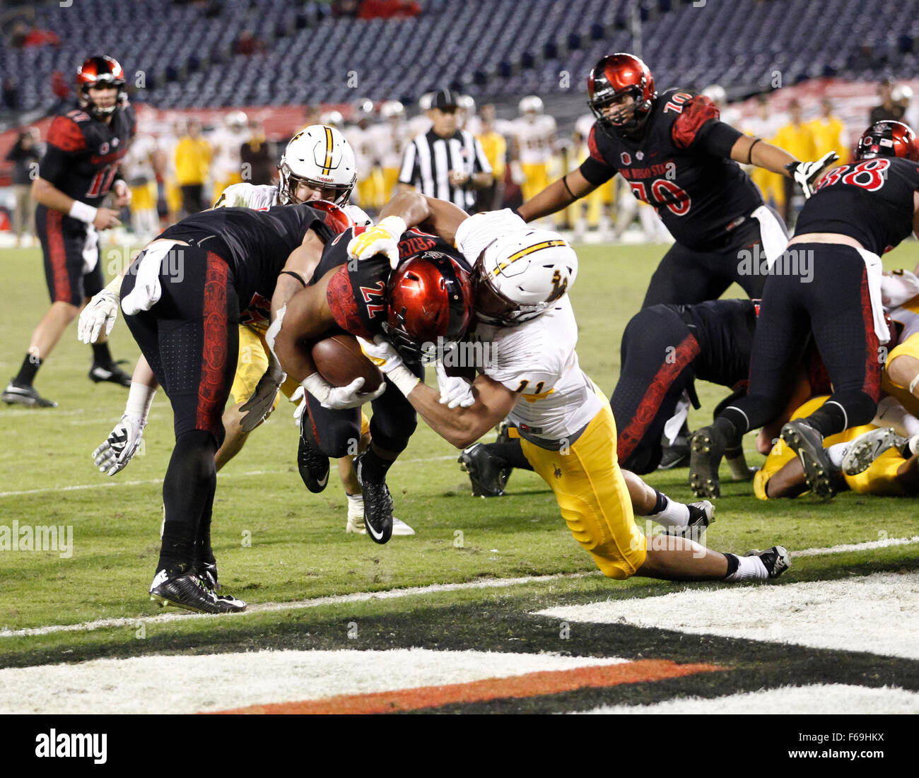 San Diego, California, Stati Uniti d'America. Xiv Nov, 2015. San Diego State University Aztec running back #22 Prezzo Chase si blocca nella endzone per un touchdown durante il NCAA Football gioco tra la San Diego State University gli Aztechi e il cowboy del Wyoming presso Qualcomm Stadium di San Diego, California. SDSU Aztechi a sconfiggere il Wyoming Cowboys 38 - 3. Justin Cooper/CSM/Alamy Live News Foto Stock