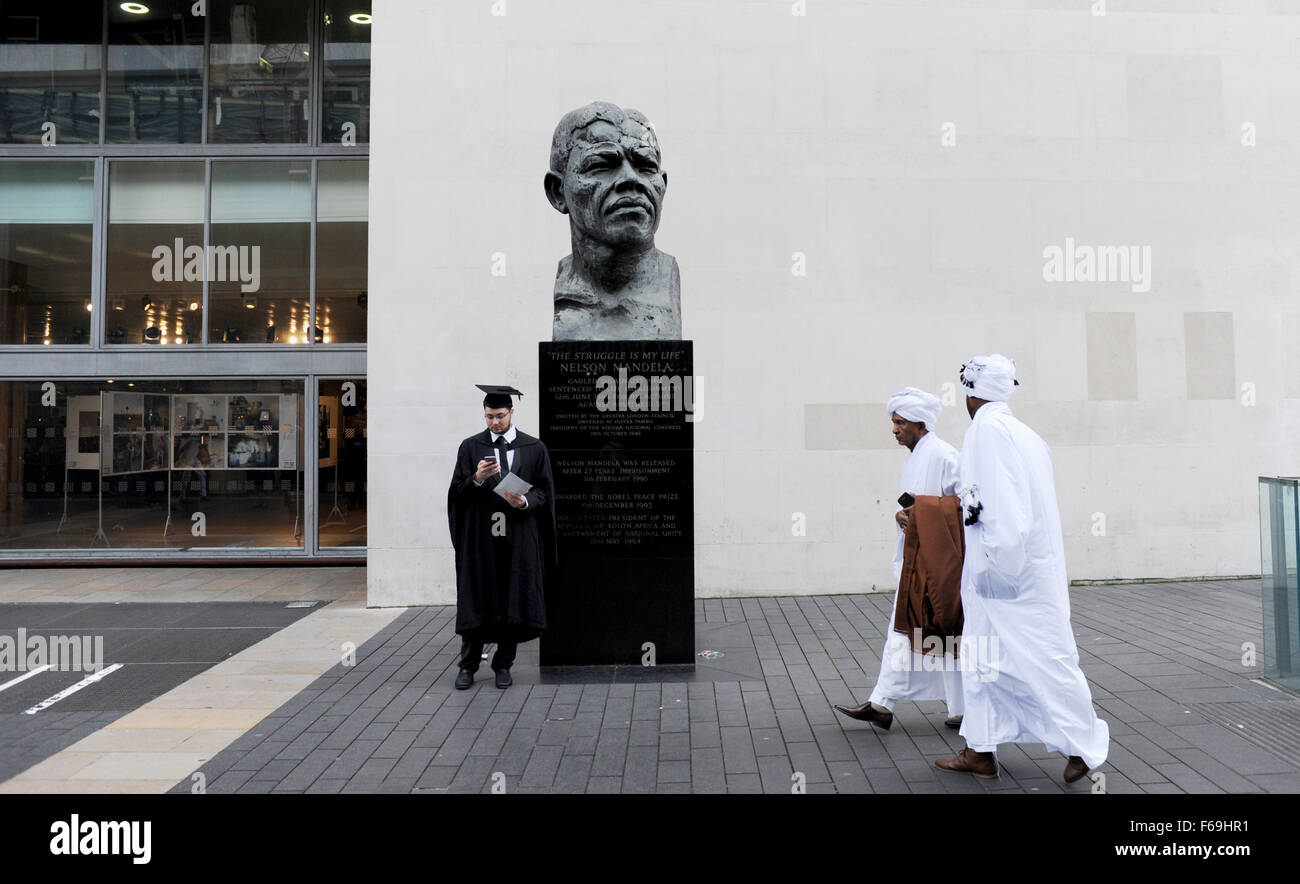 Una statua di Nelson Mandela di Ian Walters accanto al Royal Festival Hall a South Bank London REGNO UNITO Foto Stock