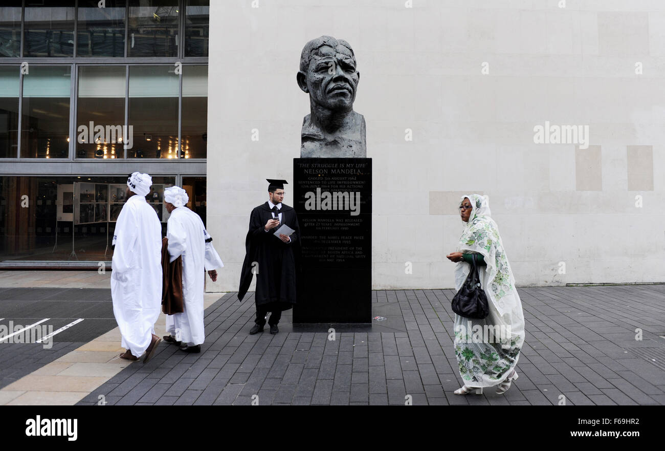 Una statua di Nelson Mandela di Ian Walters accanto al Royal Festival Hall a South Bank London REGNO UNITO Foto Stock