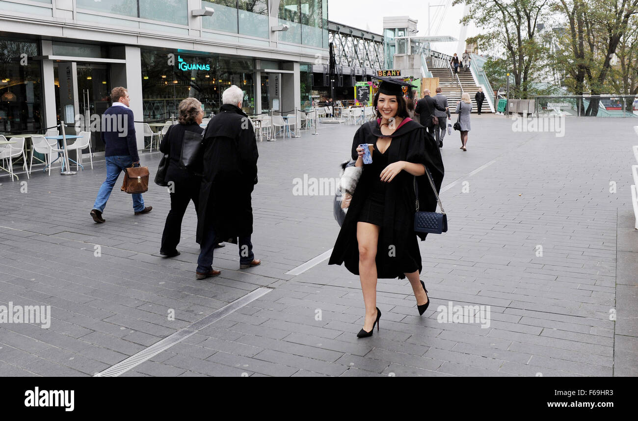 Studentesse dell'Università di Westminster al di fuori del Royal Festival Hall a South Bank di Londra dopo la loro laurea Foto Stock