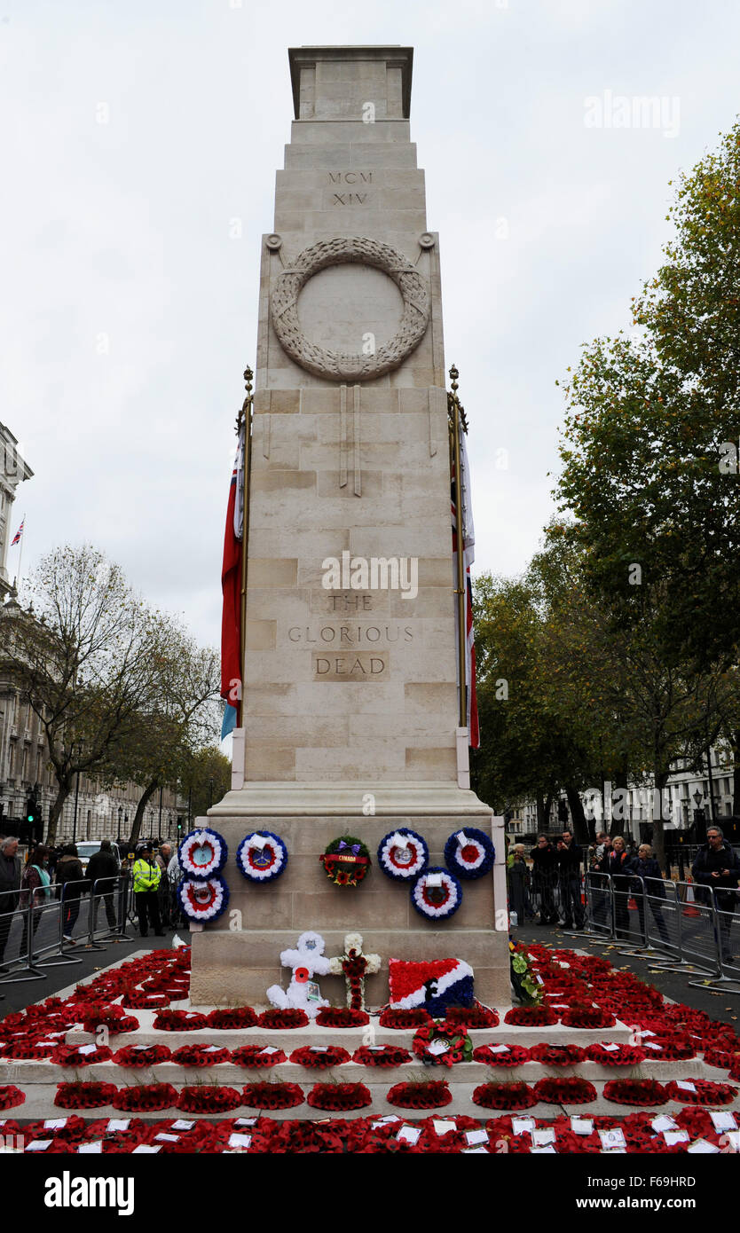 Turisti visitano il cenotafio il giorno dopo ricordo domenica per vedere le ghirlande Whitehall Westminster London REGNO UNITO Foto Stock