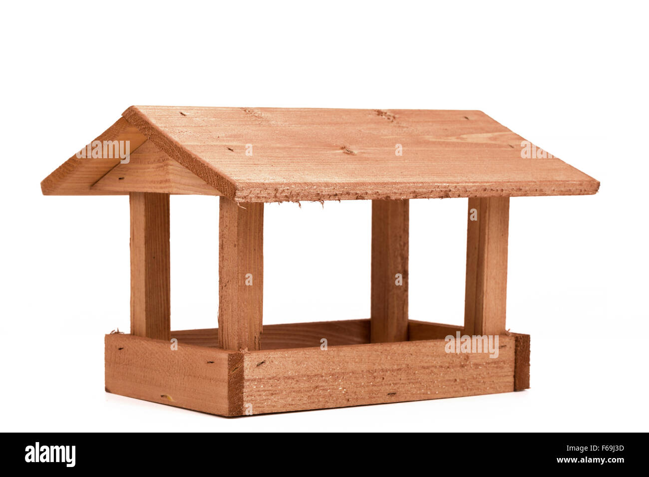 In casa semplice legno Bird Feeder isolato su bianco Foto Stock