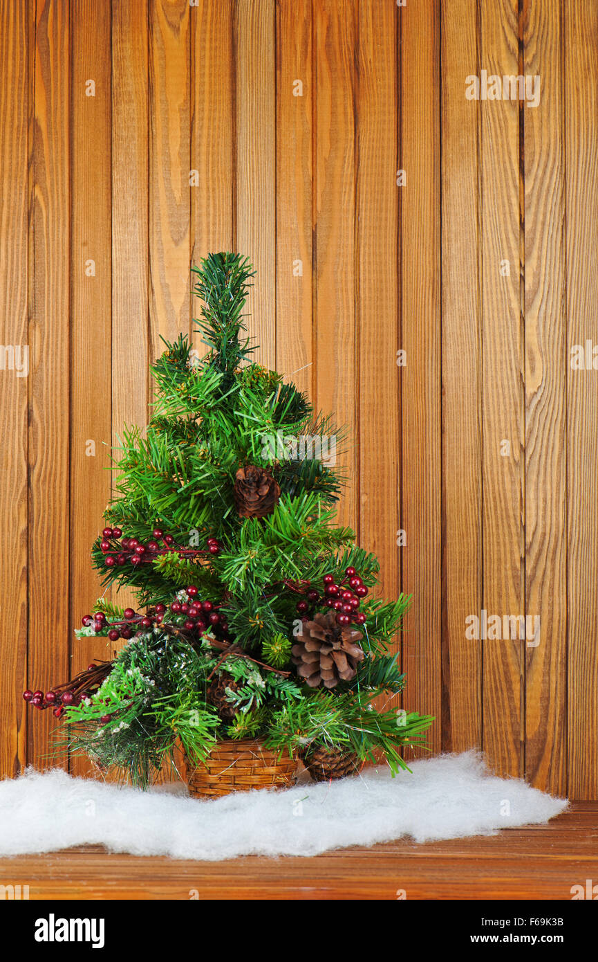 Composizione di Natale da pino e decorazioni su sfondo di legno con posto per il vostro testo. Foto Stock