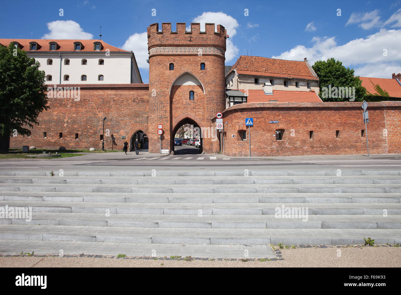 Polonia, Torun, città vecchia, il ponte medievale di Gate (Brama Mostowa) e mura di fortificazione Foto Stock