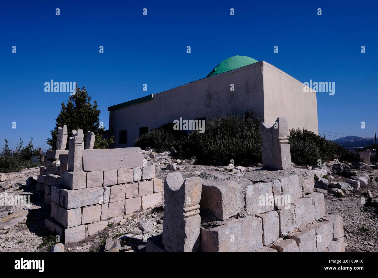 Esterno della tomba di Sheikh Shiha in cima di una collina sopra il misto arabo ebraico città di Maalot-Tarshiha nel nord della Galilea in Israele Foto Stock