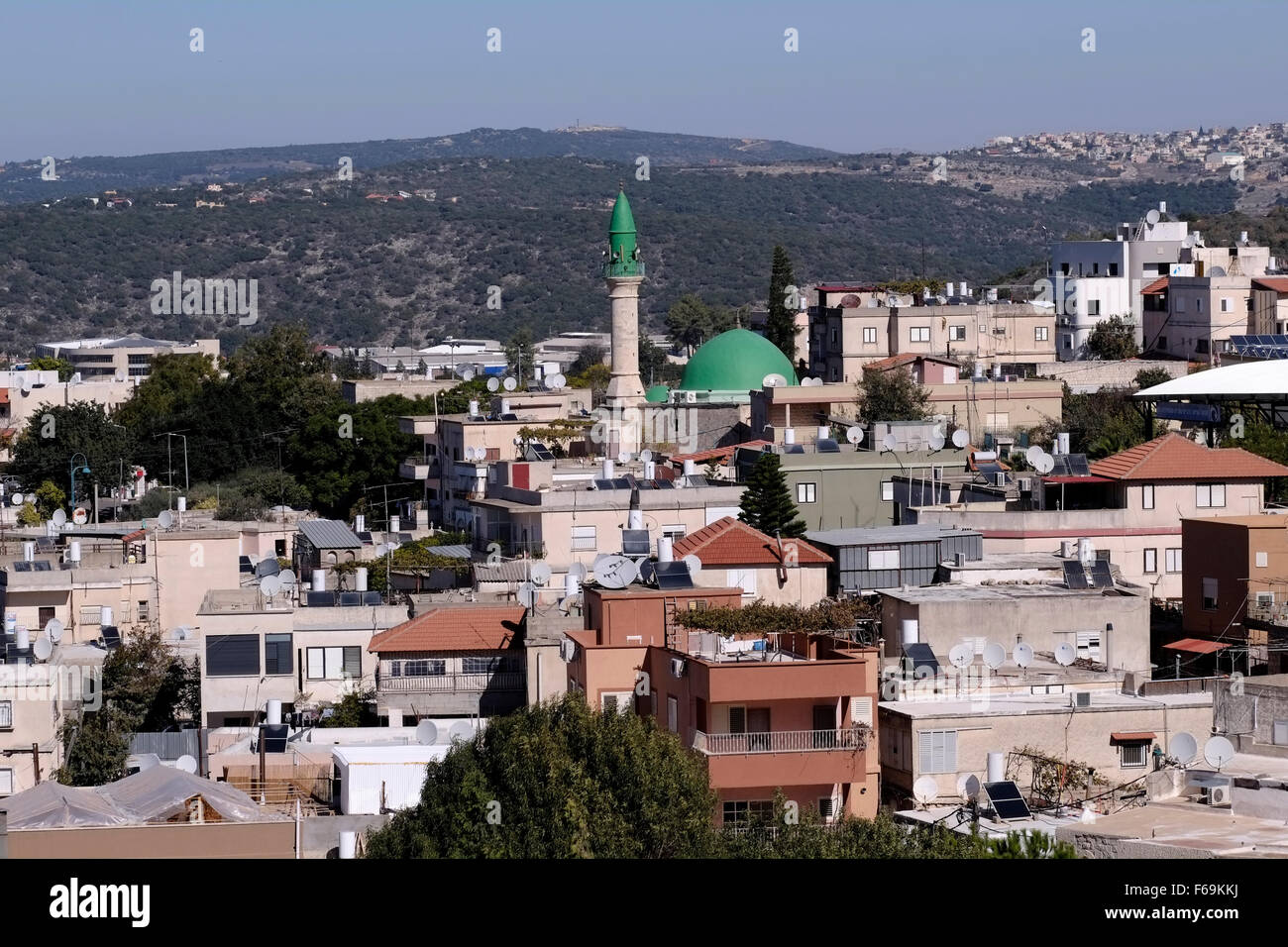 Vista del misto arabo ebraico città di Maalot-Tarshiha nel nord della Galilea in Israele Foto Stock