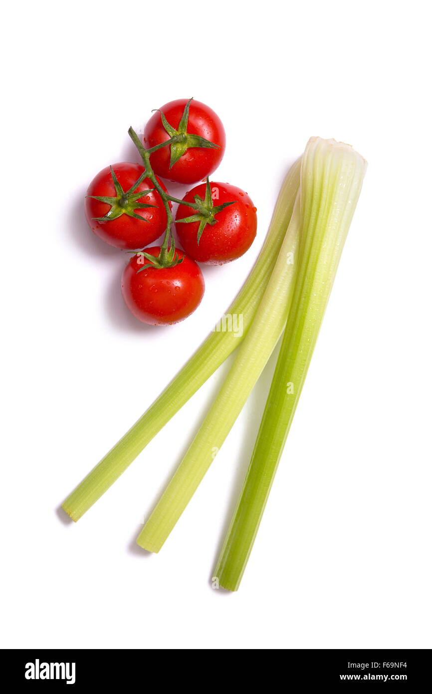 Grappolo di pomodori freschi e sedano, vista dall'alto isolato su sfondo bianco Foto Stock