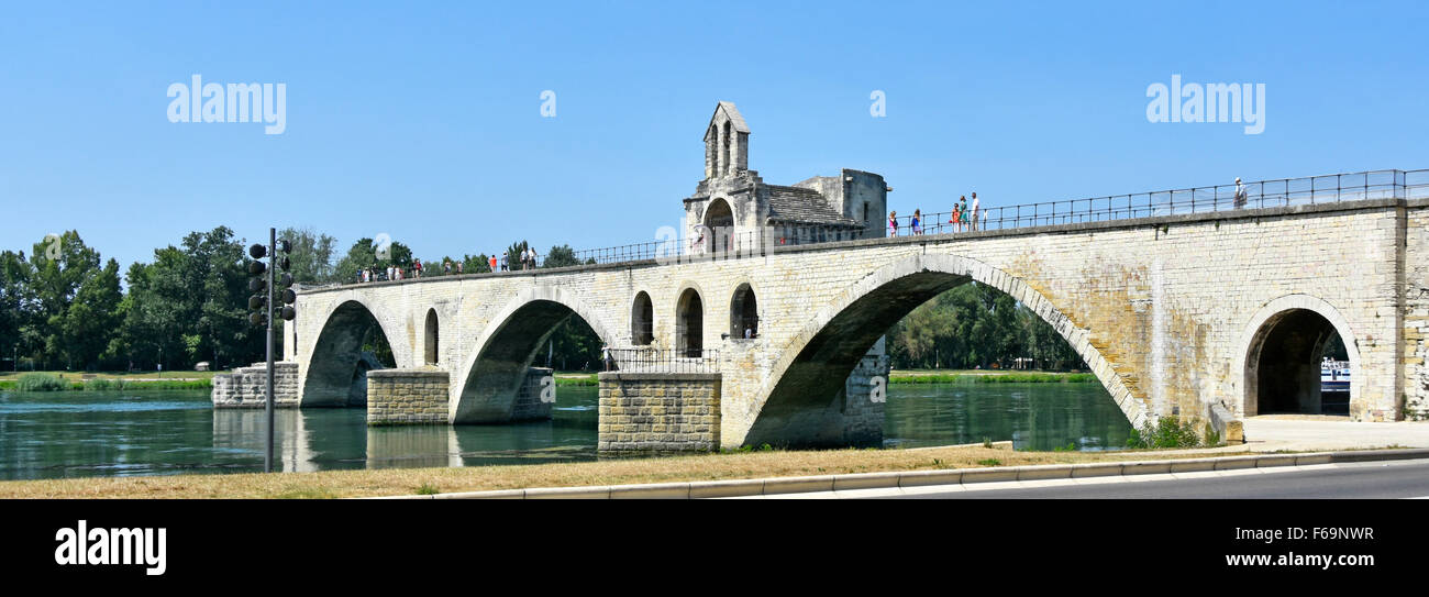 Avignon Francia la gente che camminava sul Pont d'ponte di Avignone e la visualizzazione di San Nicola cappella sul fiume Rodano Foto Stock