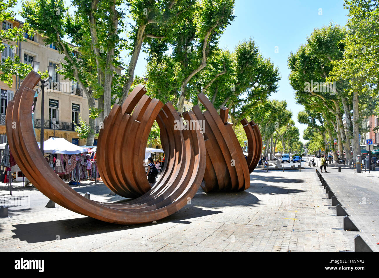 Arte di strada moderna artista concettuale francese Bernar Venet una serie di sculture in acciaio Arco questo Cours Mirabeau boulevard Aix en Provence sud della Francia Foto Stock