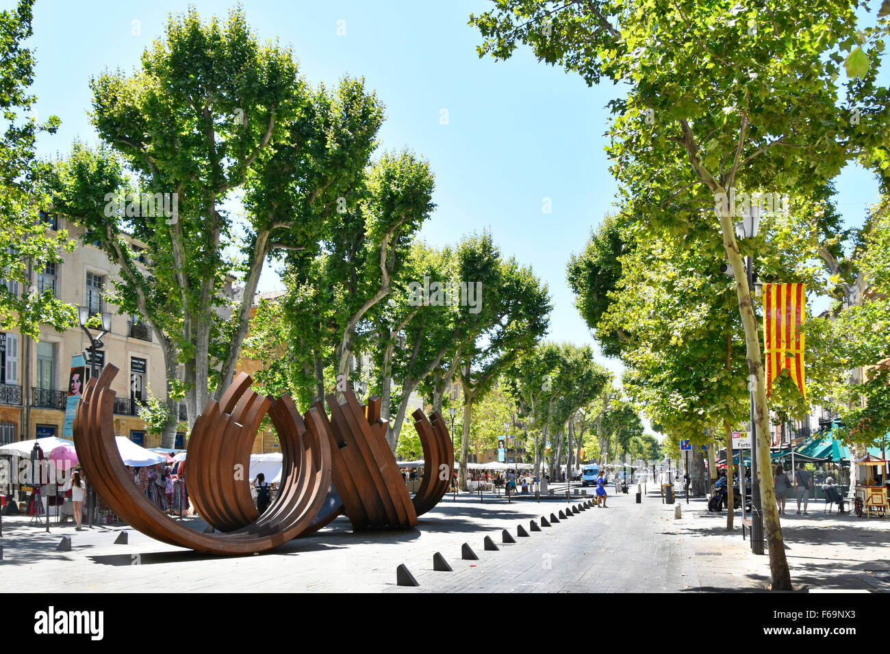 Arte moderna di strada artista concettuale francese Bernar Venet serie di acciaio scultura ad arco questo a Cours Mirabeau boulevard Aix en Provence Sud della Francia Foto Stock
