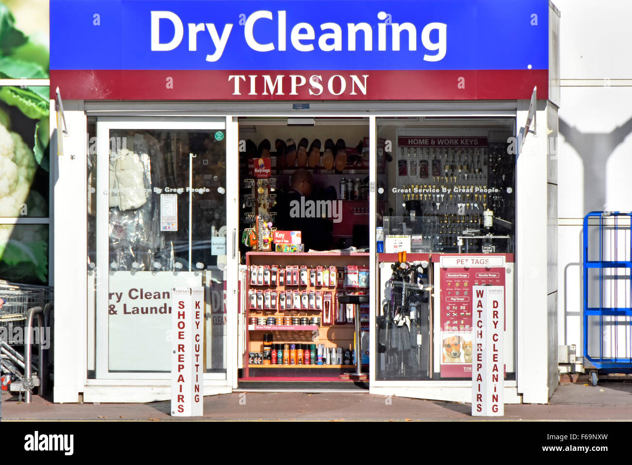 Timpson Dry Cleaning, negozio di articoli per la raccolta e la riparazione, davanti all'ingresso principale del supermercato Tesco Extra, Londra, Inghilterra, Regno Unito Foto Stock