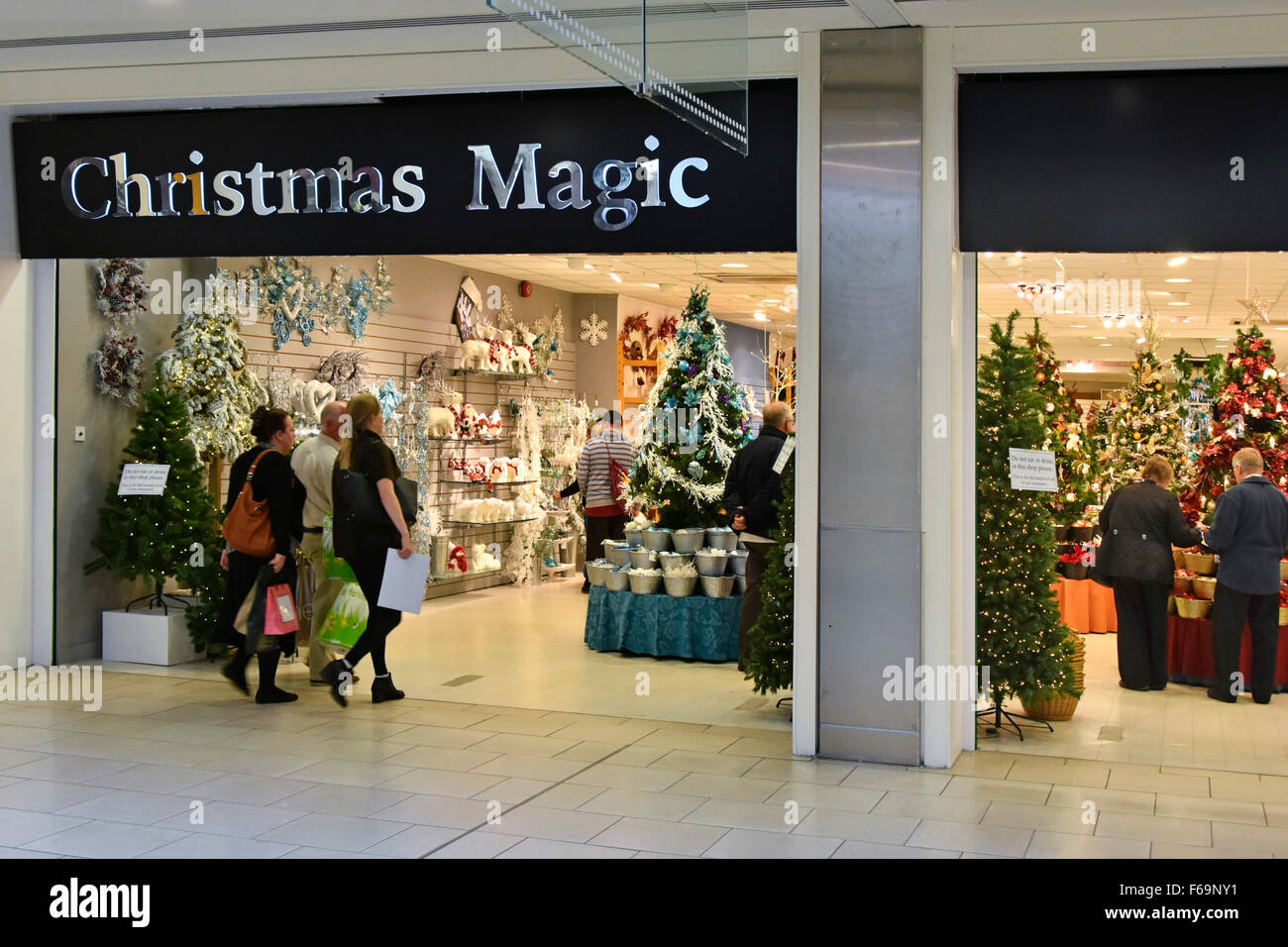 Gli amanti dello shopping entrano nel negozio Pop up Christmas Magic Addobbi & Lights in vendita all'interno del centro commerciale al coperto sul lago Thurrock Essex UK Foto Stock