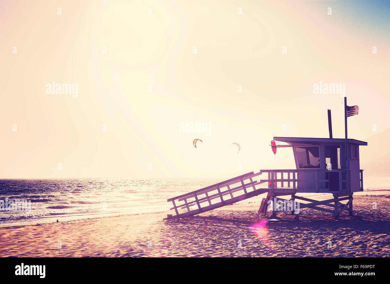 Vintage filtrata lifeguard tower al tramonto con lente effetto flare, STATI UNITI D'AMERICA. Foto Stock