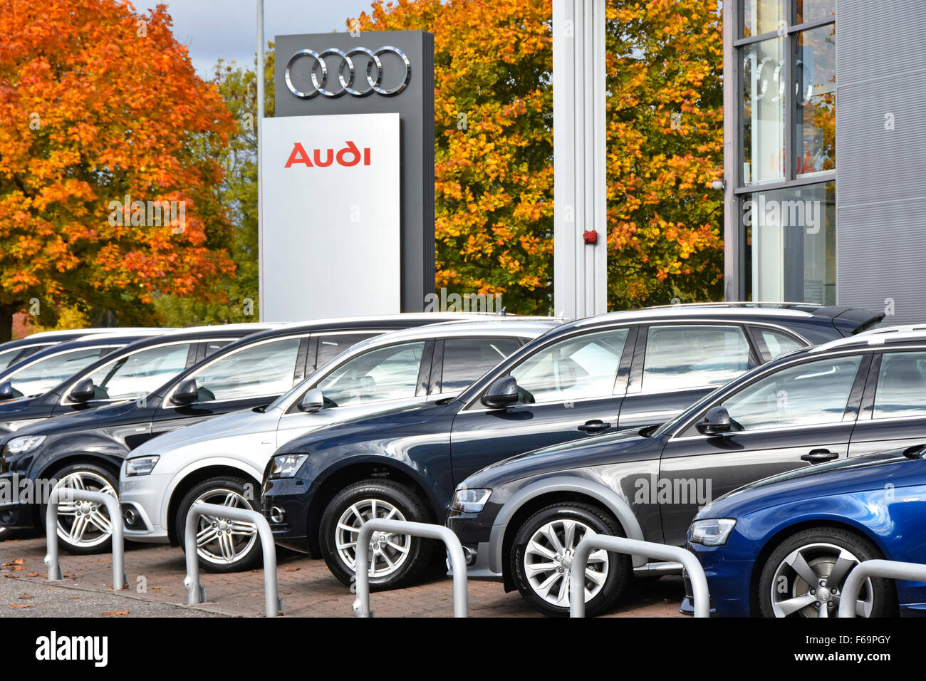 Concessionaria auto Audi concessionaria auto segno con automobili per la vendita al di fuori di showroom auto sul piazzale antistante Essex REGNO UNITO Inghilterra fine della catena di alimentazione Foto Stock