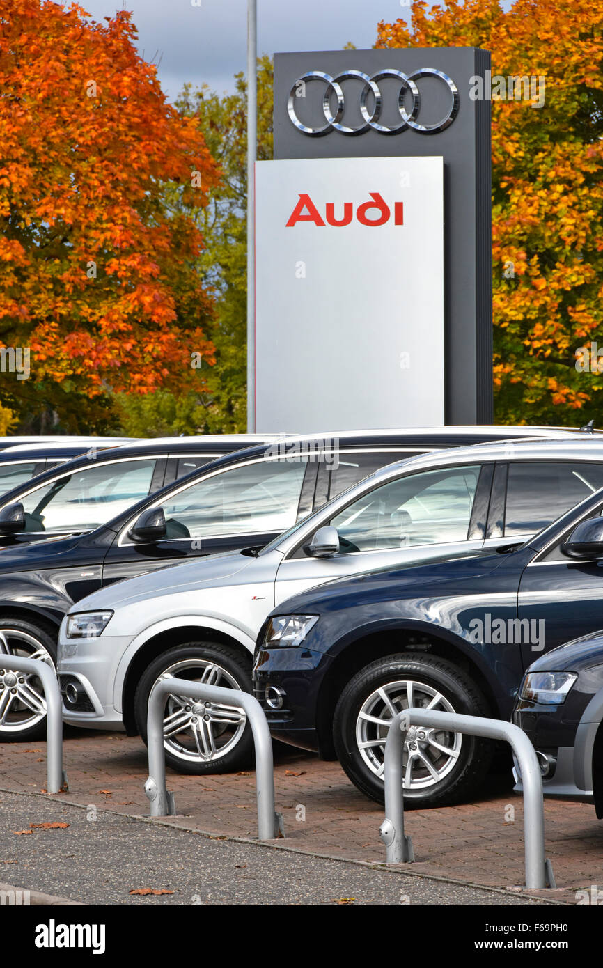Concessionaria auto Audi concessionaria auto segno con automobili per la vendita al di fuori di showroom auto sul piazzale antistante Essex England Regno Unito Foto Stock