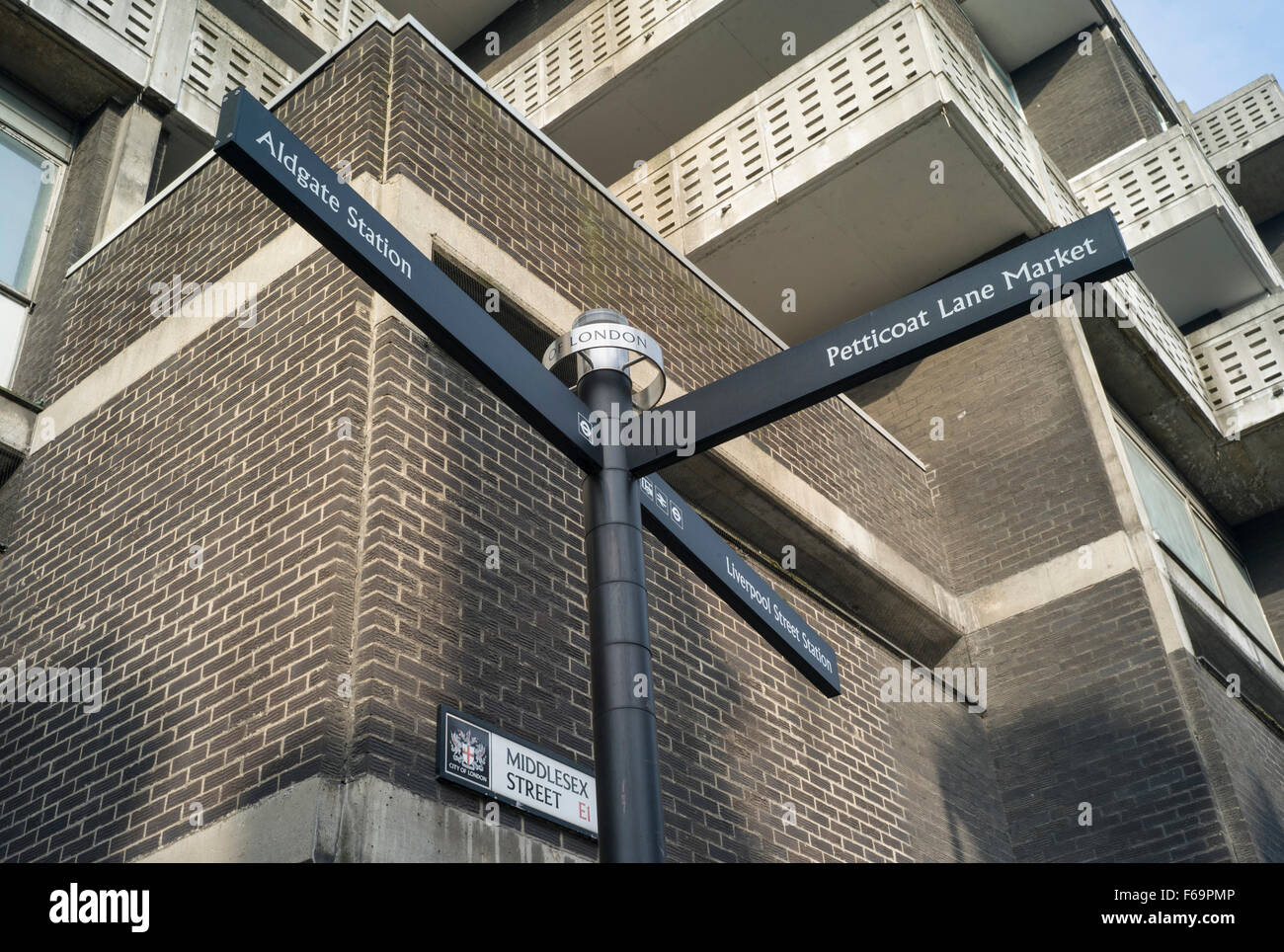 Cartello per Aldgate Staton, Petticoat Lane e dalla stazione di Liverpool Street in Middlesex Street nell'East End di Londra Foto Stock