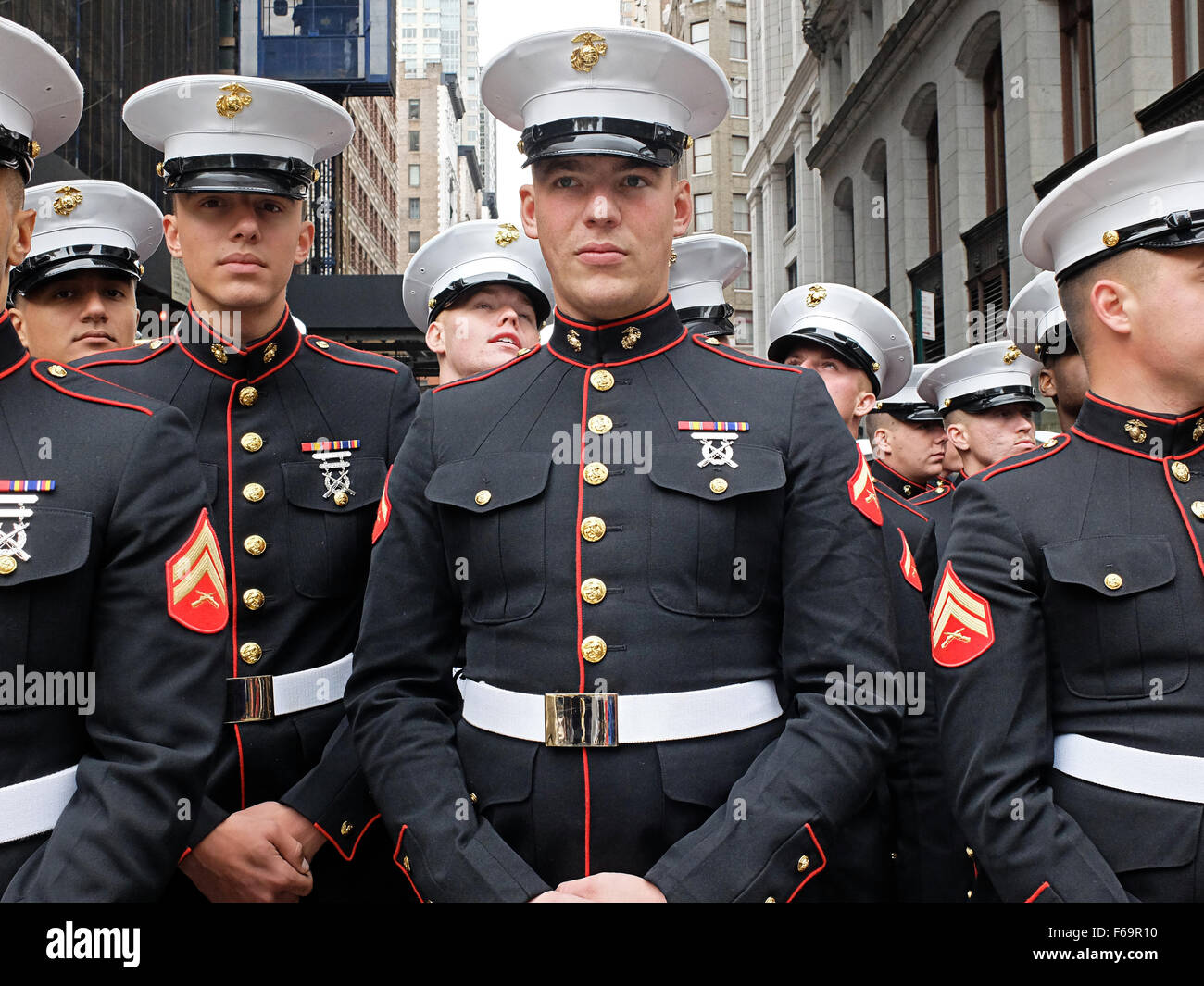Un gruppo di Stati Uniti Marines in uniforme prima del 2015 Veteran's parata del giorno nella città di New York Foto Stock