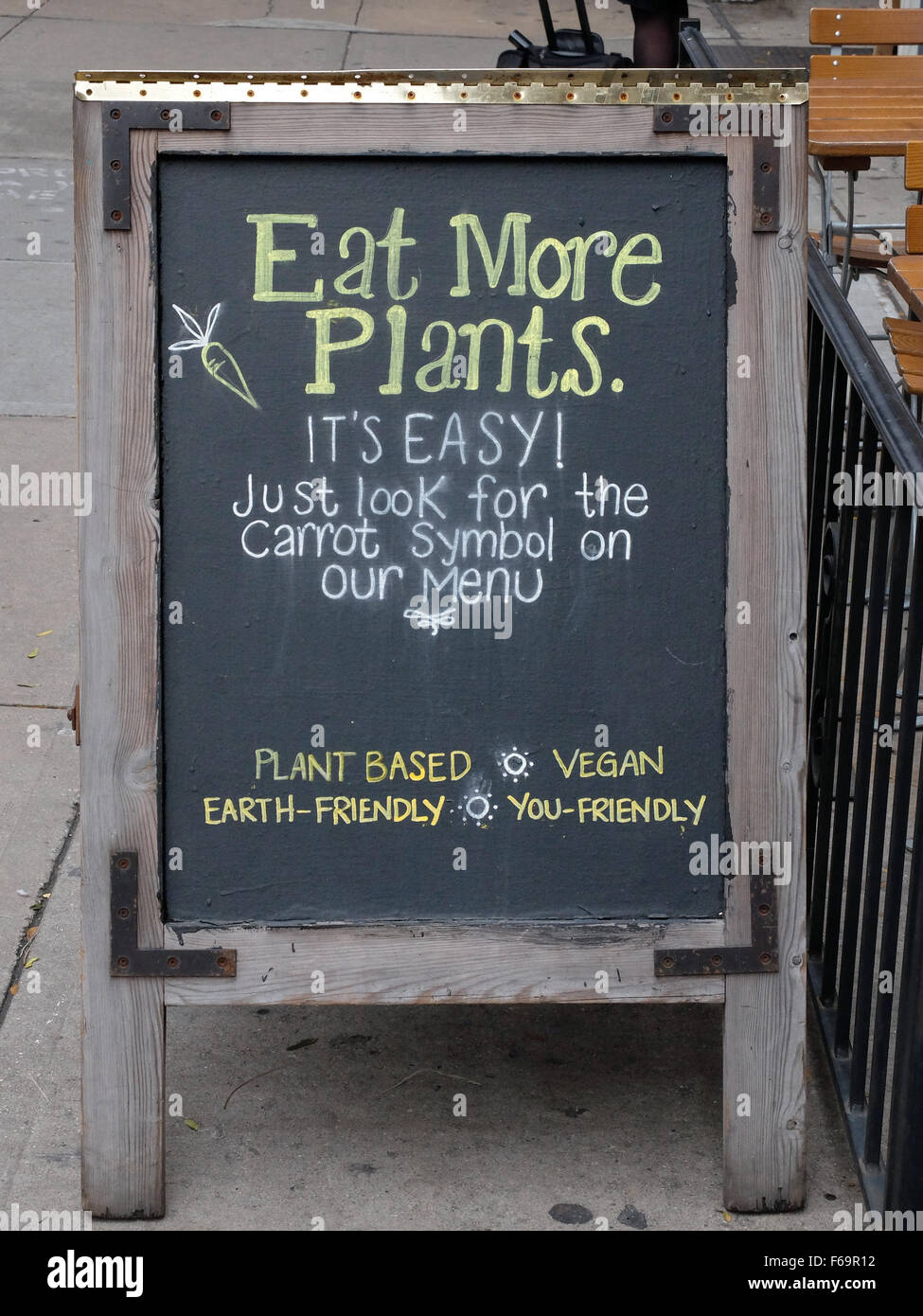 Un segno al di fuori del ristorante Le Pain Quotidien nel Greenwich Village di incoraggiare una sana mangiare vegetariano. La città di New York Foto Stock