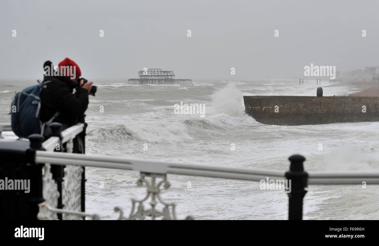 Brighton, Regno Unito. Xv Nov, 2015. Onde gigantesche crash sul lungomare di Brighton come gale force vento e pioggia pastella costa sud. I resti di uragano Kate sono previsioni per interessare zone della Gran Bretagna in tutto i prossimi giorni. Credito: Simon Dack/Alamy Live News Foto Stock
