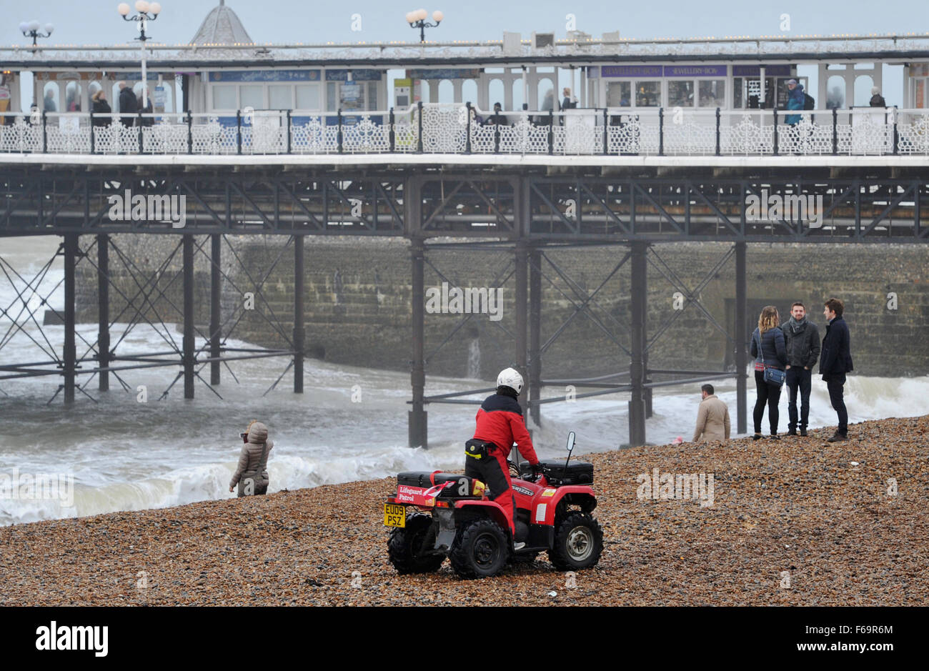 Brighton, Regno Unito. Xv Nov, 2015. Un membro del bagnino di Brighton beach patrol mantiene un occhio sui membri del pubblico lungo Brighton Seafront come gale force vento e pioggia pastella costa sud. I resti di uragano Kate sono previsioni per interessare zone della Gran Bretagna in tutto i prossimi giorni con Storm Barney si avvicina anche credito: Simon Dack/Alamy Live News Foto Stock