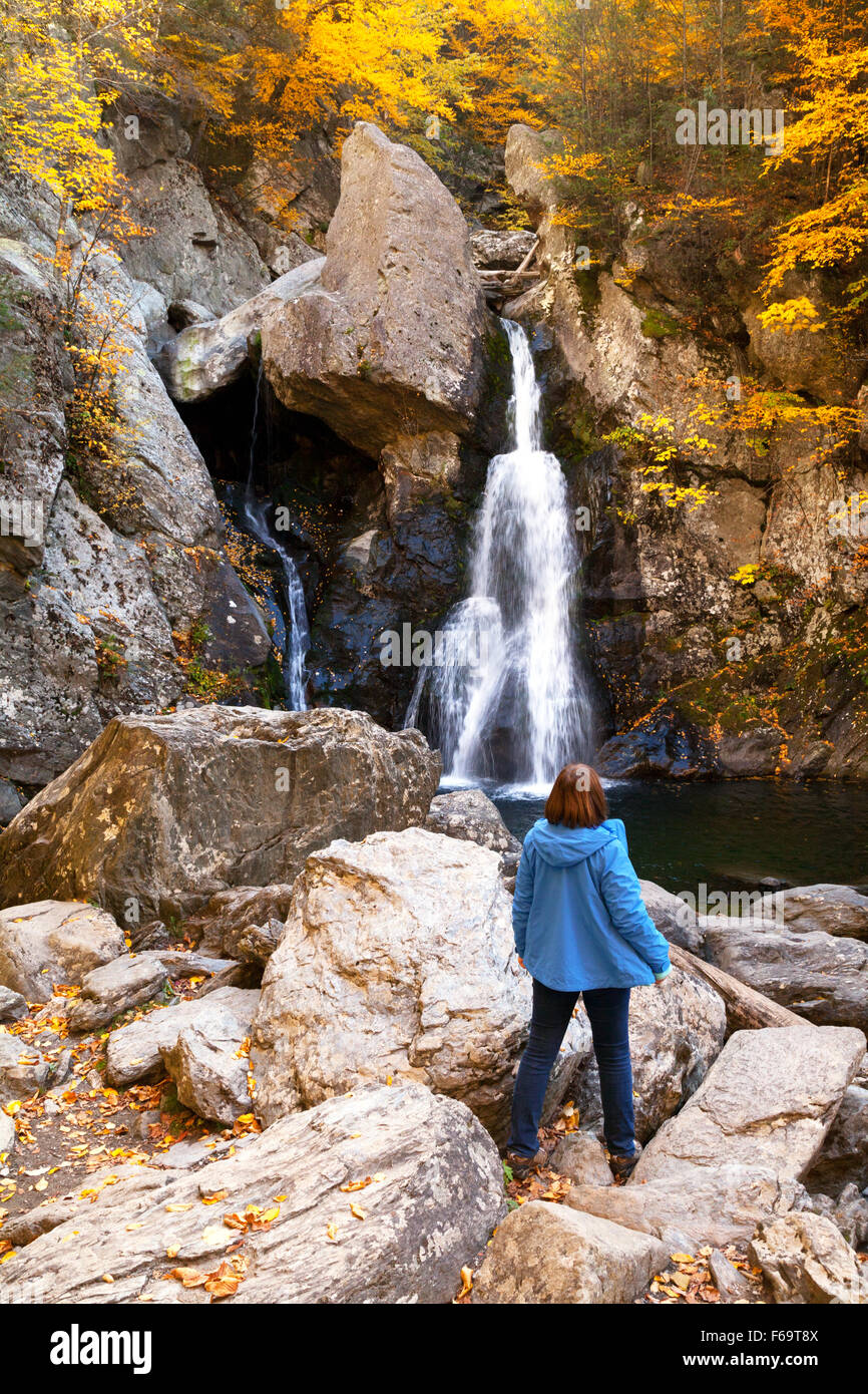 Un turista guardando la Bash Bish cascata, Il Berkshires, Massachusetts, New England USA Foto Stock
