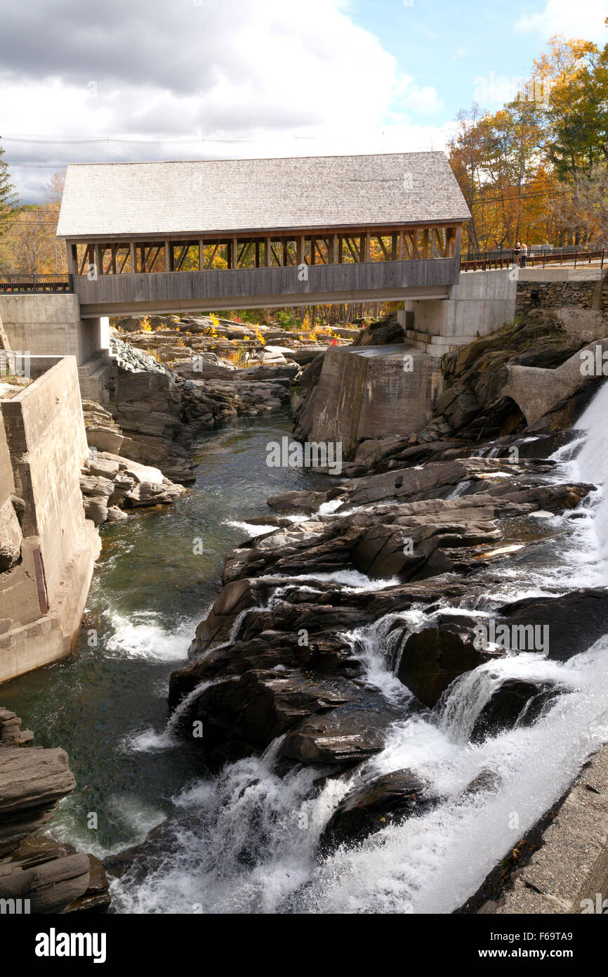 Quechee ponte coperto e la diga sul fiume Ottauquechee, Hartford, Vermont USA Foto Stock