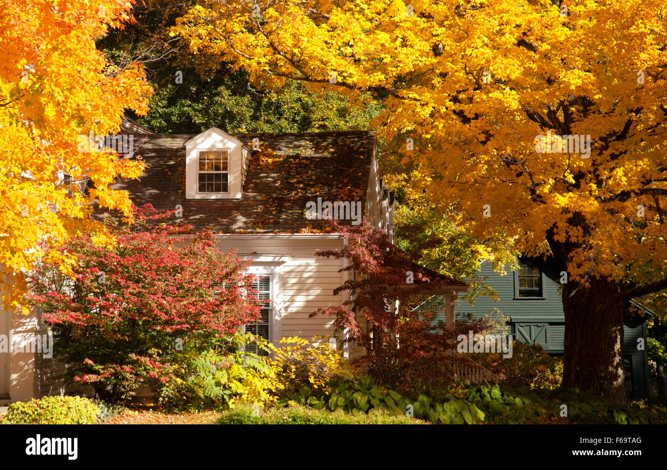 Una casa a Salisbury, Connecticut, con fogliame di autunno, Connecticut CT New England USA Foto Stock