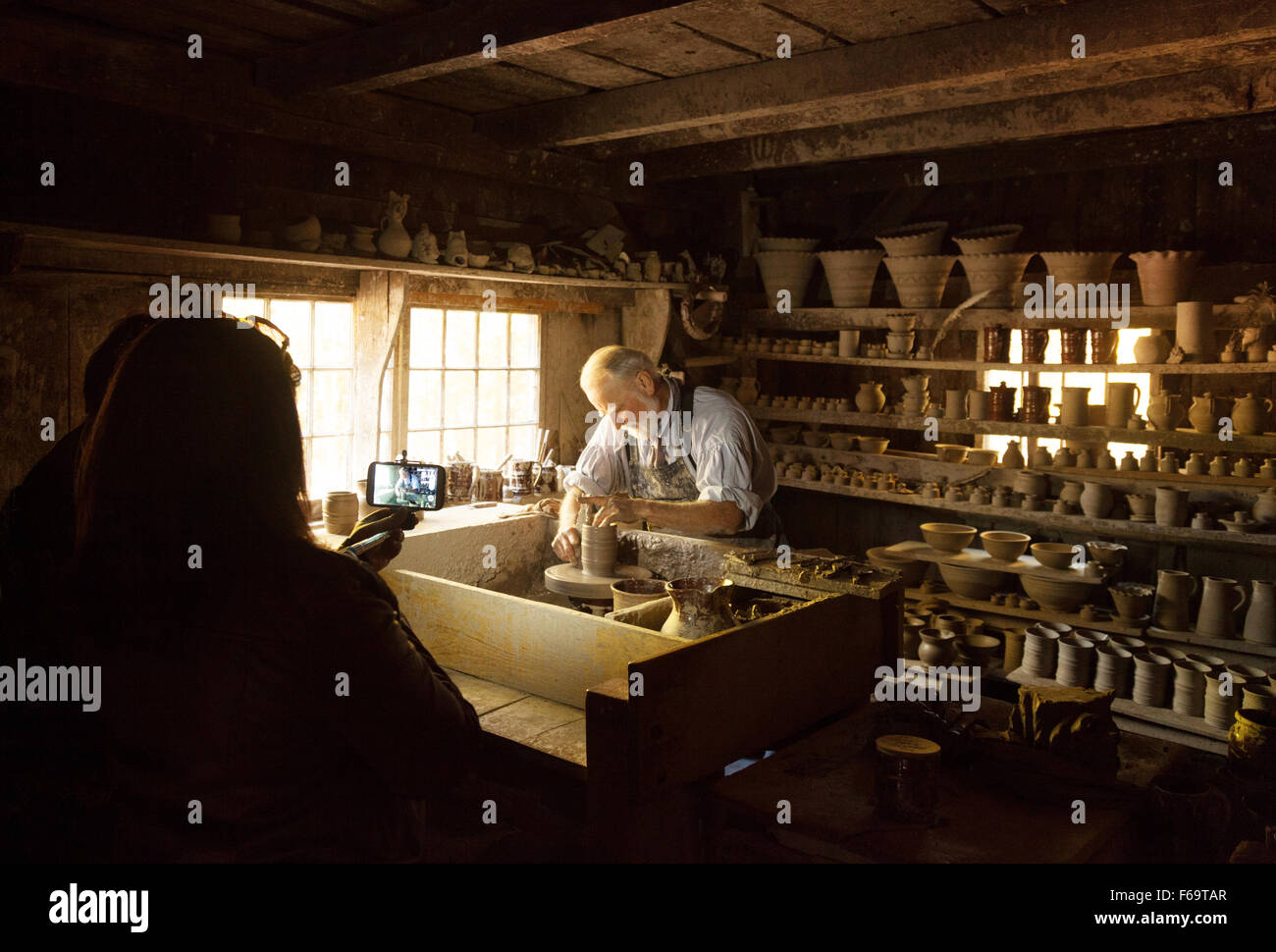 Un uomo dimostrando terraglie nel 1800s, Old Sturbridge Village Museo vivente, Massachusetts New England, STATI UNITI D'AMERICA Foto Stock