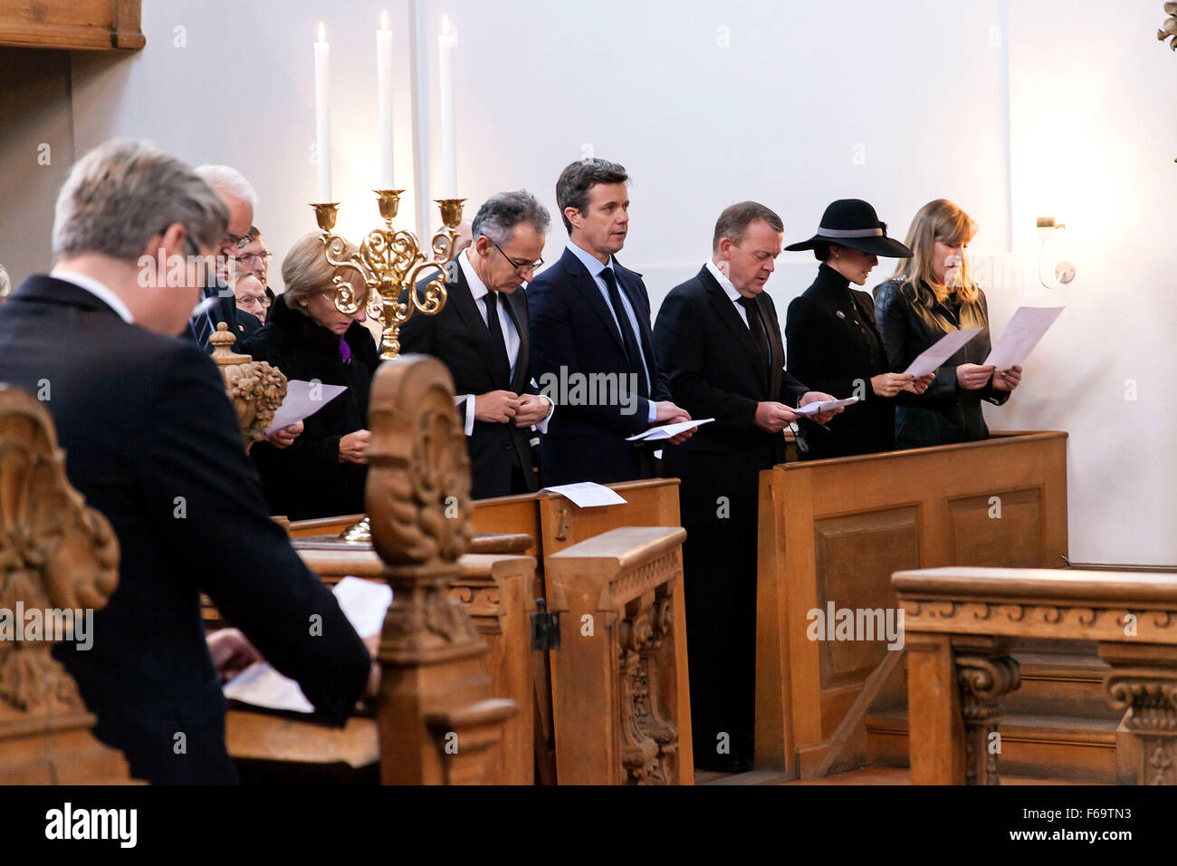 Copenhagen, Danimarca, Novembre 15th, 2015: La Danish Crown Prince (C) e PM (3rd, R) partecipare insieme con l'ambasciatore francese in Danimarca (4th, R) in un memoriale di servizio nella riforma francese Chiesa a Copenaghen. Foto Stock