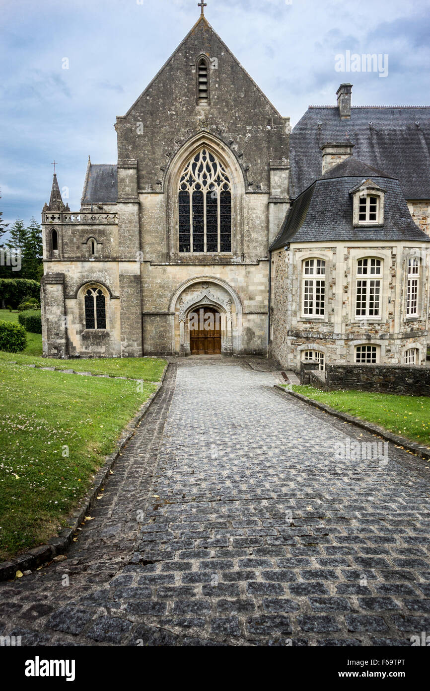 Il percorso che conduce all'ingresso della cappella dell abbazia di Saint-Sauveur-le-Vicomte, Normandia, Francia Foto Stock