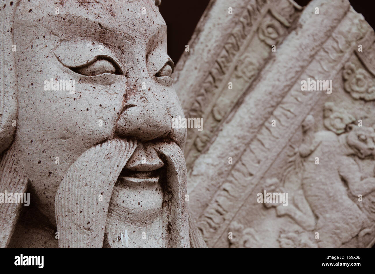 Cinese antica statua di pietra è la decorazione esterna di Wat Pho tempio a Bangkok, Thailandia. Foto Stock