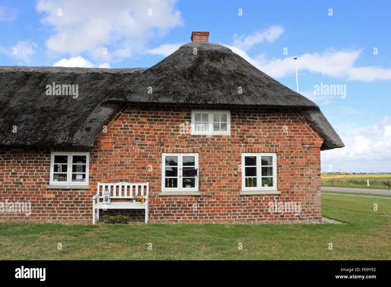 Cottage con il tetto di paglia a Holmsland Klitvej, Hvide Sande, nello Jutland, Danimarca Foto Stock