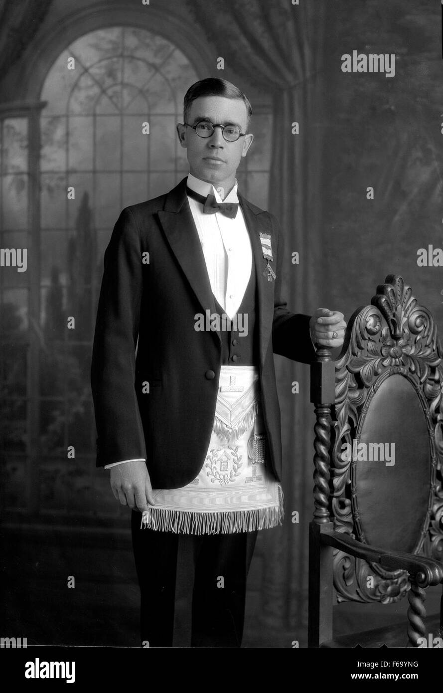 MacDonald ha raffigurato nei suoi paramenti massonici, una parte importante del suo ruolo in Massoneria, mostrando l'abbigliamento associato ai rituali e alle cerimonie della fraternità. Foto Stock