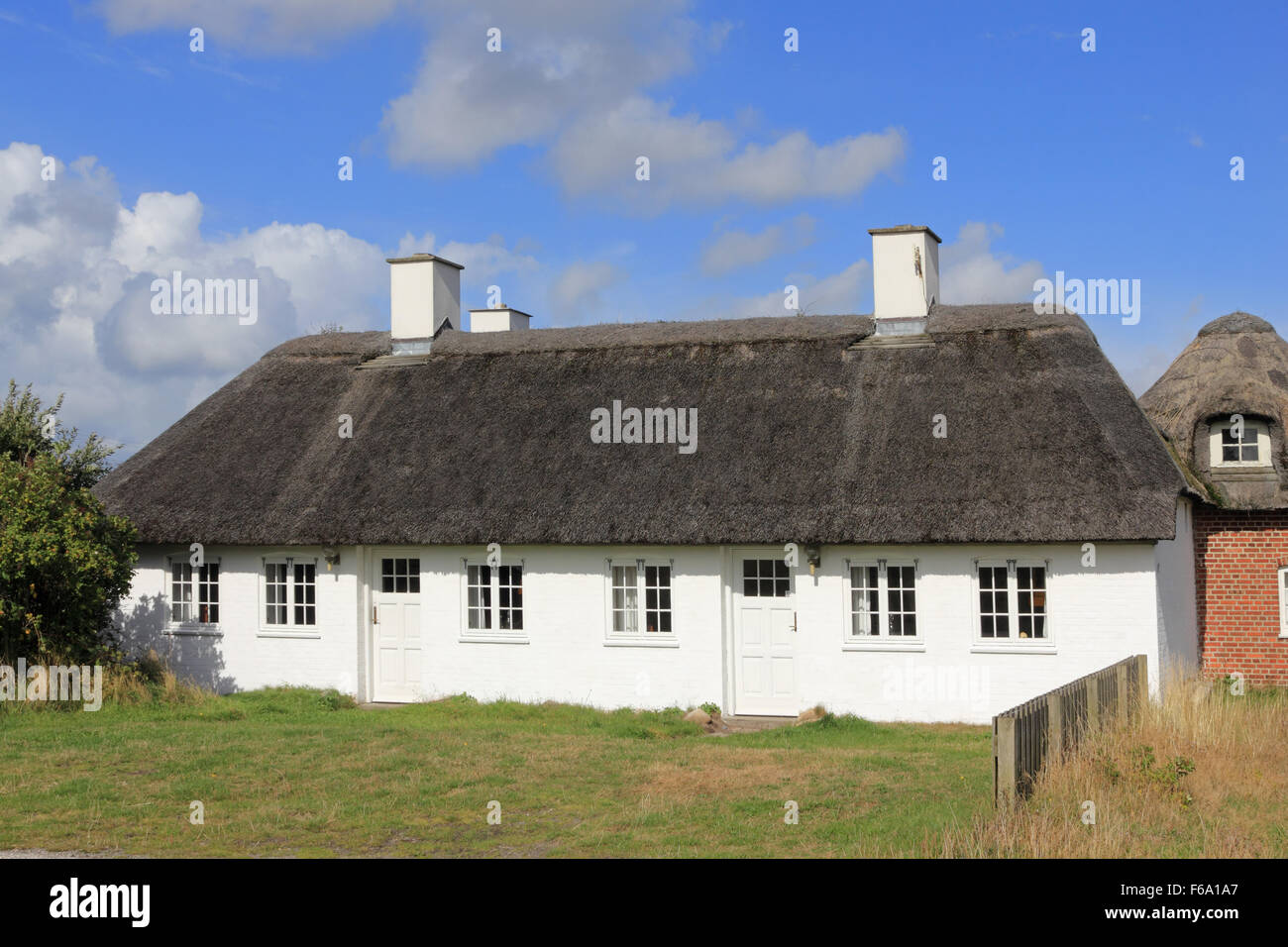 Cottage con il tetto di paglia a Holmsland Klitvej, Hvide Sande, nello Jutland, Danimarca Foto Stock