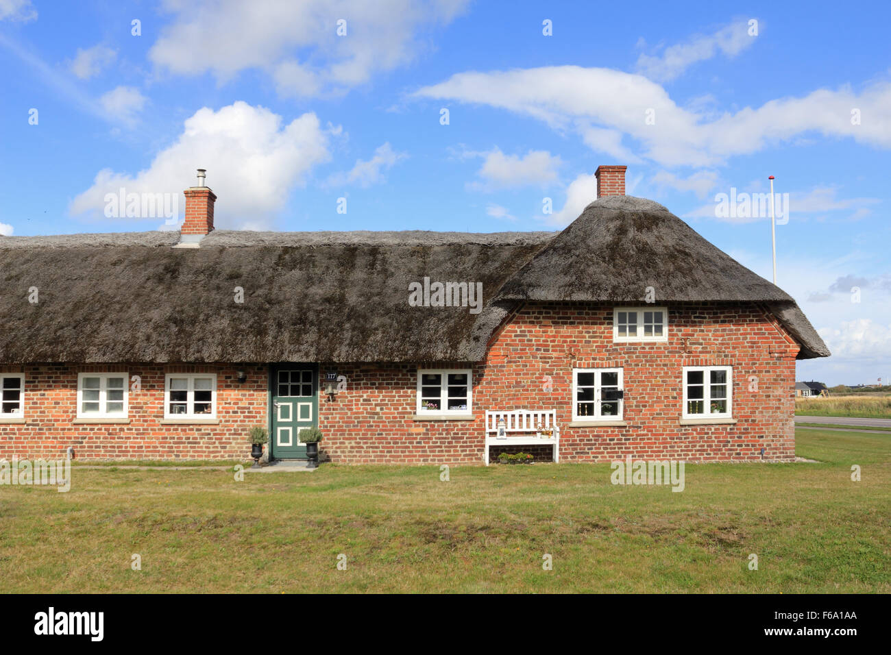 Cottage con il tetto di paglia a Holmsland Klitvej, Hvide Sande, nello Jutland, Danimarca Foto Stock