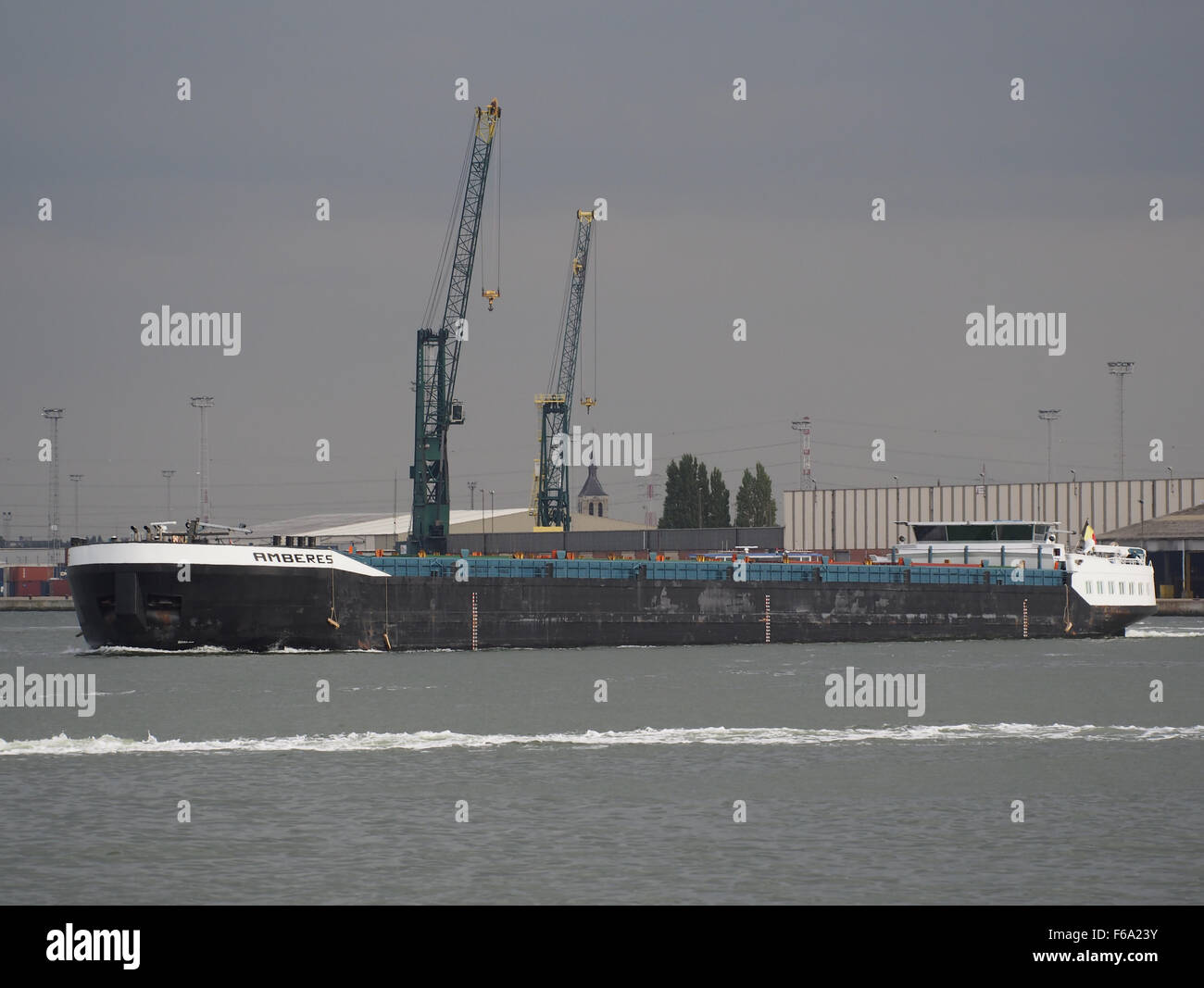 Amberes, una nave costruita nel 2007, con ENI 06105022, è ancorata nel porto di Anversa. Questa nave portacontainer facilita la movimentazione di merci come carbone, cereali e petroliere. Il porto è un punto di riferimento per il commercio internazionale e supporta le operazioni logistiche sia per le petroliere che per le merci generiche. Le ampie strutture portuali di Anversa consentono un trasporto efficiente delle merci. Foto Stock