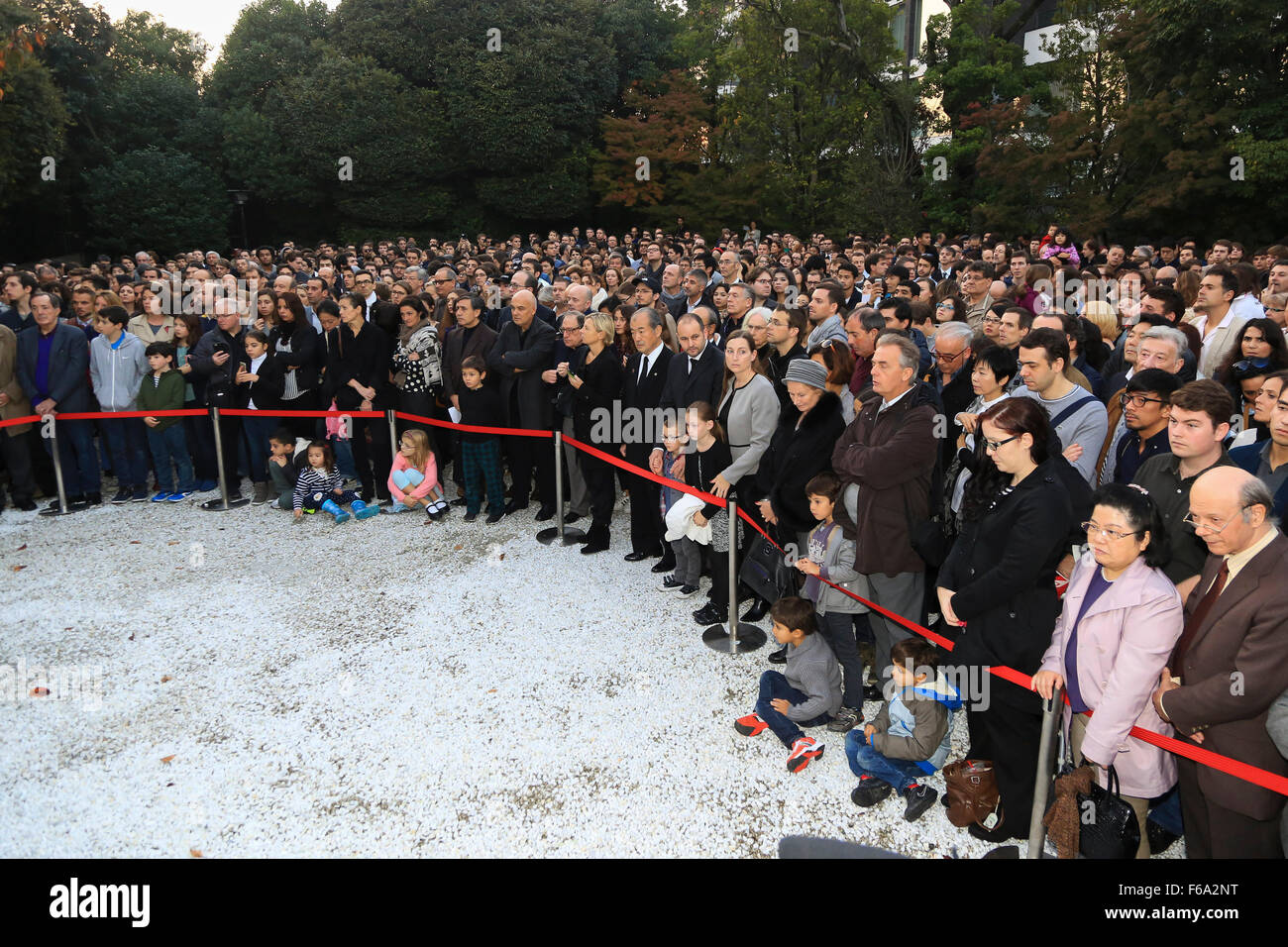 Giapponese e i residenti francesi offrono silenziosa preghiera presso la sede dell' ambasciata di Francia a Tokyo in Giappone il 15 novembre 2015. In un gesto di cordoglio e di solidarietà con il popolo francese il Capo di Gabinetto Yoshihide Suga, Tokyo governatore Yoichi Masuzoe locale e il giapponese e il francese ha partecipato ad una cerimonia speciale presso la sede dell' ambasciata di Francia a Tokyo. Dopo il caso di un piccolo gruppo si è riunito al di fuori della stazione di Shibuya per cantare la Marsigliese. Tokyo pagato anche rispetto illuminando la Tokyo Tower e il Tokyo Skytree in blu, bianco e rosso, i colori della bandiera francese. Credito: Rodrigo Reyes Marin/AFLO/Alamy Live Foto Stock