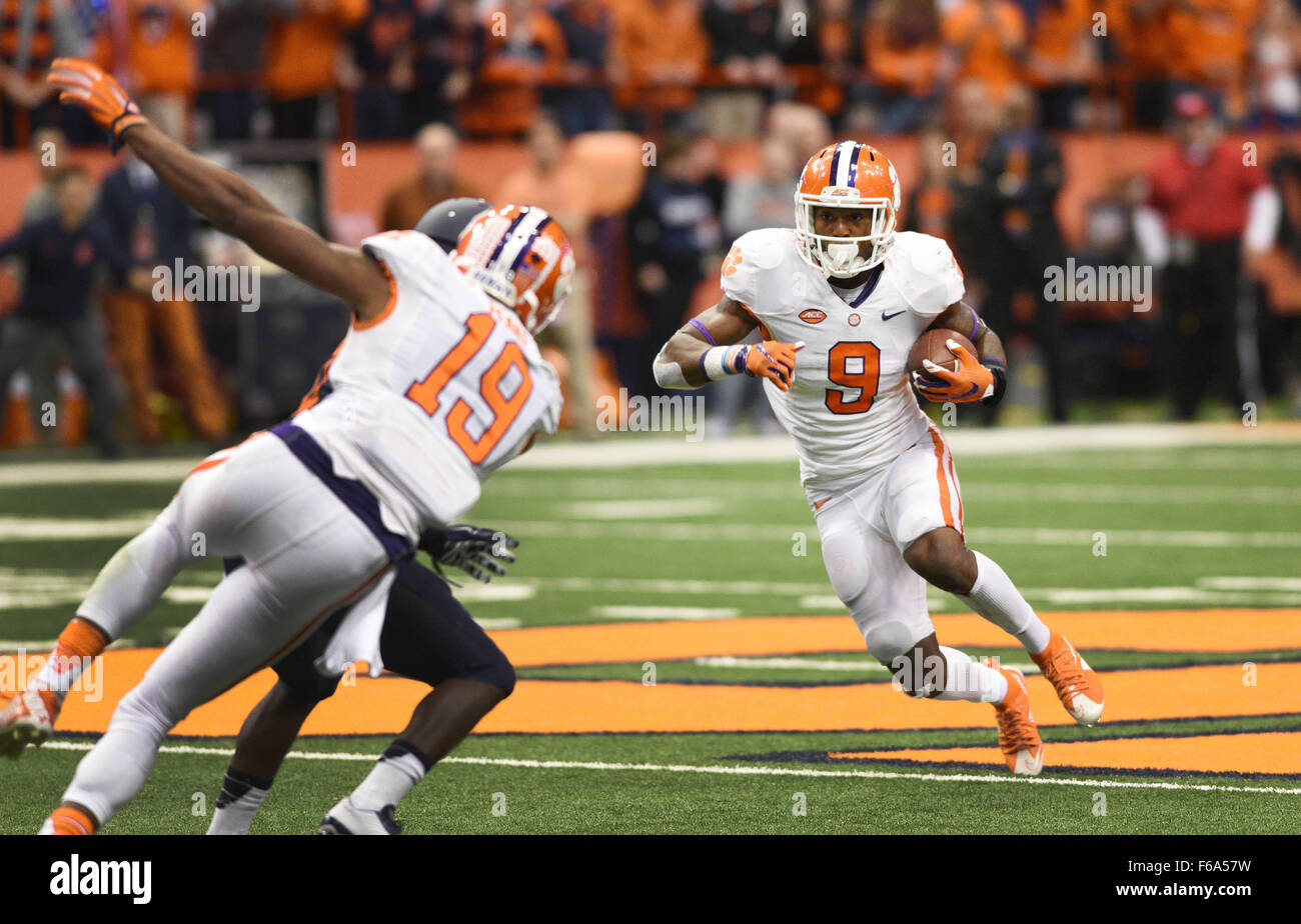 Syracuse, NY, STATI UNITI D'AMERICA. Xiv Nov, 2015. Clemson Tigers running back Wayne Gallman (9) corre per la luce del giorno come Clemson sconfitto Siracusa 37-27 in un matchup ACC al Carrier Dome in Syracuse, New York. Foto di Alan Schwartz/Cal Sport Media/Alamy Live News Foto Stock