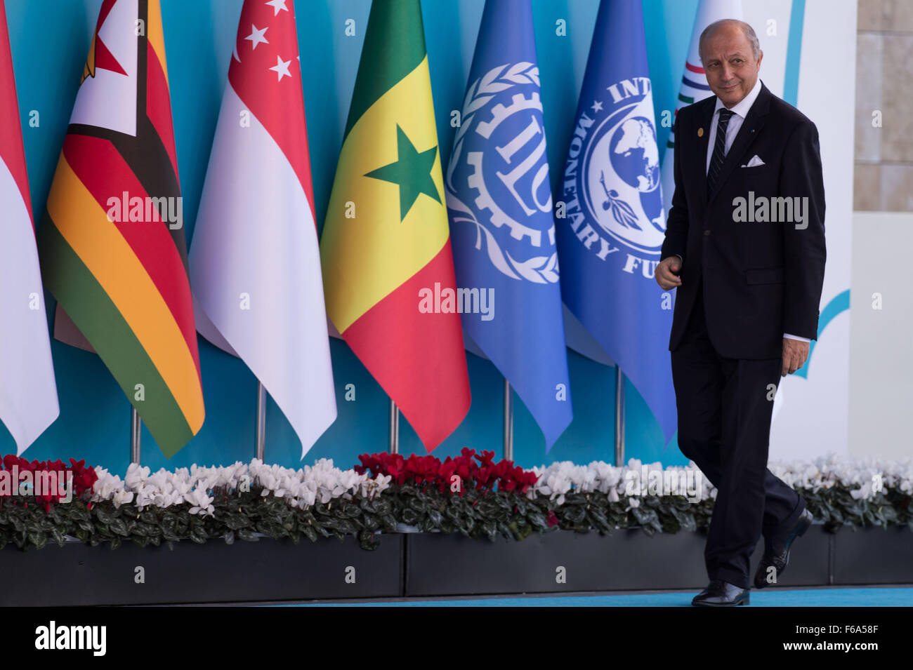 Antalya, Turchia. Xv Nov, 2015. Il Ministro degli esteri francese Laurent Fabius arriva la cerimonia di accoglienza del vertice G20 svoltasi a Antalya, Turchia, su nov. 15, 2015. La due giorni del Vertice ha dato dei calci a fuori la domenica. Credito: Pan Chaoyue/Xinhua/Alamy Live News Foto Stock